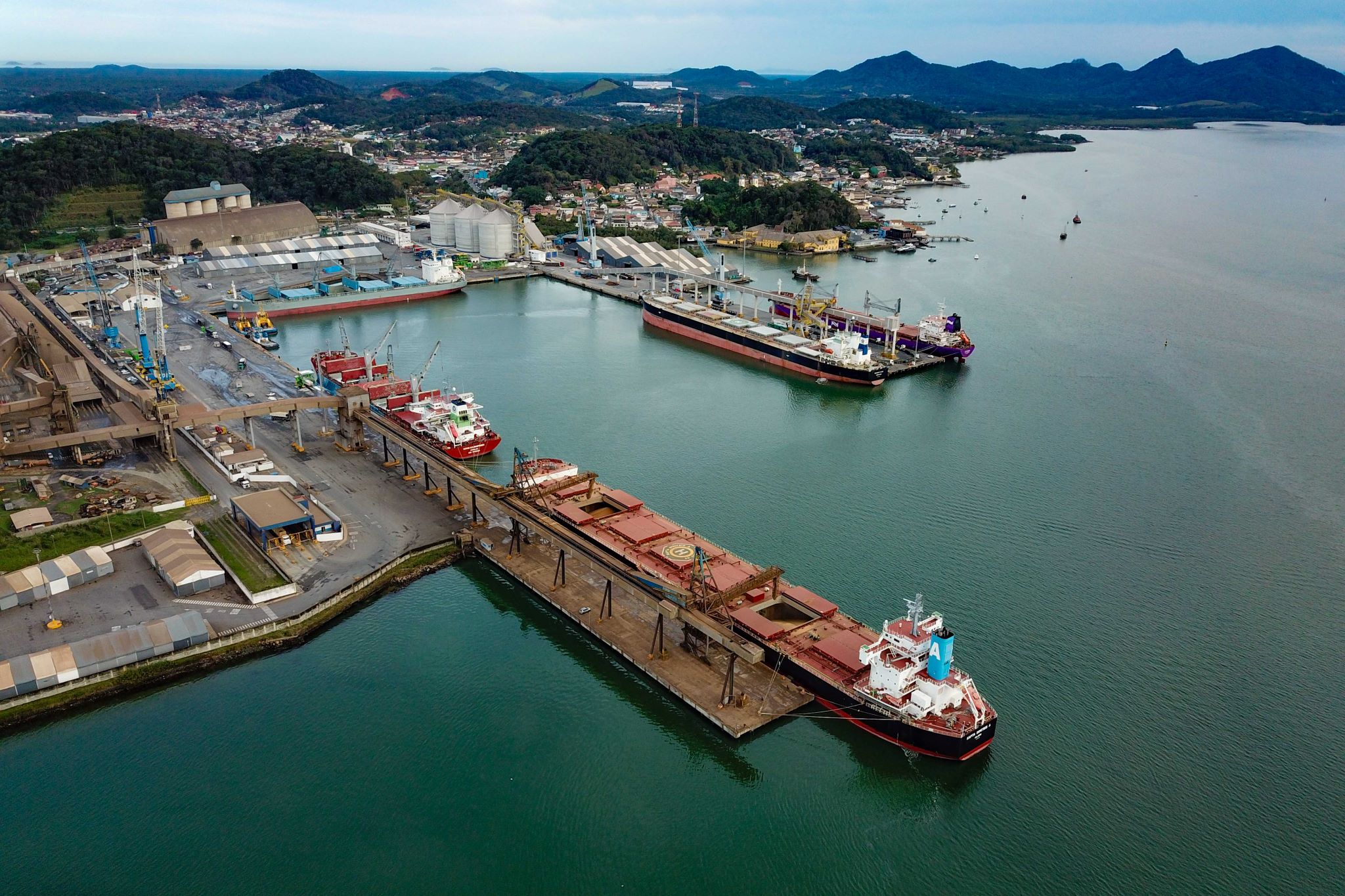 Vista aérea de terminal portuário com navios atracados